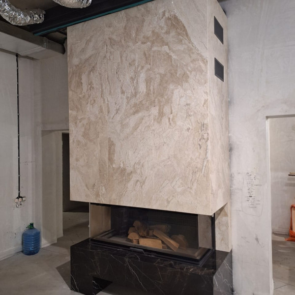 Каминная топка ASTOV П3С 15057 с комплектующими в каменном доме Каминная топка ASTOV П3С 15057 с комплектующими в каменном доме