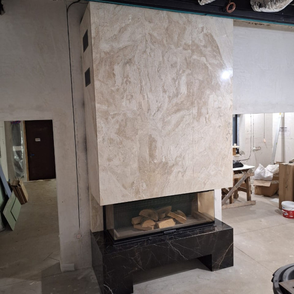 Каминная топка ASTOV П3С 15057 с комплектующими в каменном доме Каминная топка ASTOV П3С 15057 с комплектующими в каменном доме