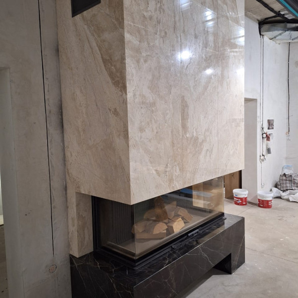 Каминная топка ASTOV П3С 15057 с комплектующими в каменном доме Каминная топка ASTOV П3С 15057 с комплектующими в каменном доме