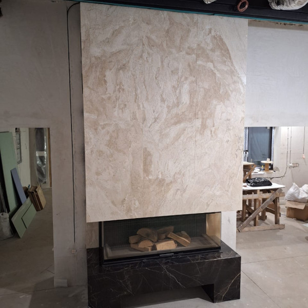 Каминная топка ASTOV П3С 15057 с комплектующими в каменном доме Каминная топка ASTOV П3С 15057 с комплектующими в каменном доме