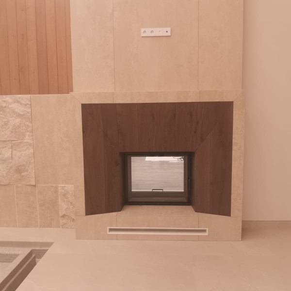 Монтаж тоннельной каминной топки ASTOV ПТ 9074 с шибером и комплектующими в бетонном доме Монтаж тоннельной каминной топки ASTOV ПТ 9074 с шибером и комплектующими в бетонном доме