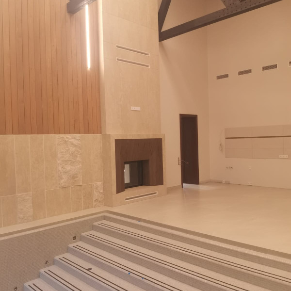 Монтаж тоннельной каминной топки ASTOV ПТ 9074 с шибером и комплектующими в бетонном доме Монтаж тоннельной каминной топки ASTOV ПТ 9074 с шибером и комплектующими в бетонном доме