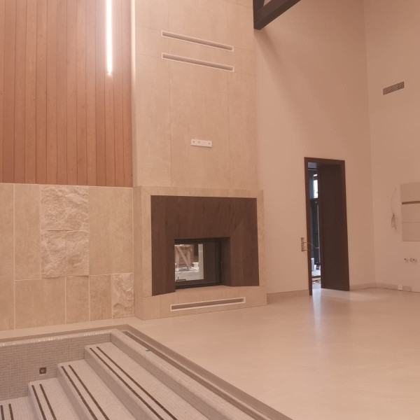 Монтаж тоннельной каминной топки ASTOV ПТ 9074 с шибером и комплектующими в бетонном доме Монтаж тоннельной каминной топки ASTOV ПТ 9074 с шибером и комплектующими в бетонном доме