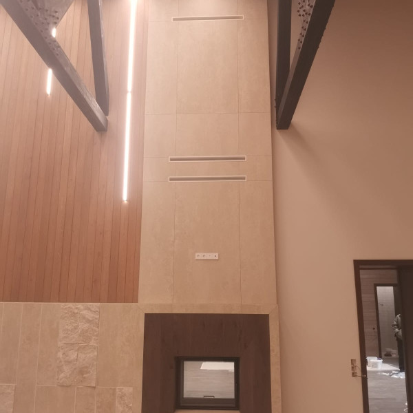 Монтаж тоннельной каминной топки ASTOV ПТ 9074 с шибером и комплектующими в бетонном доме Монтаж тоннельной каминной топки ASTOV ПТ 9074 с шибером и комплектующими в бетонном доме