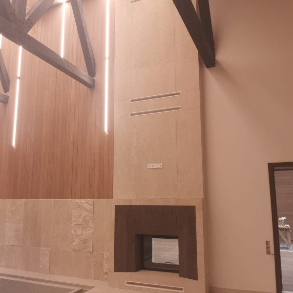 Монтаж тоннельной каминной топки ASTOV ПТ 9074 с шибером и комплектующими в бетонном доме Монтаж тоннельной каминной топки ASTOV ПТ 9074 с шибером и комплектующими в бетонном доме