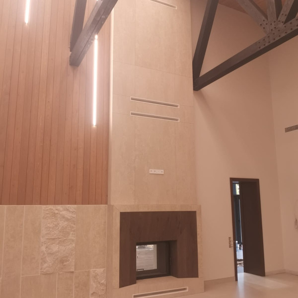 Монтаж тоннельной каминной топки ASTOV ПТ 9074 с шибером и комплектующими в бетонном доме Монтаж тоннельной каминной топки ASTOV ПТ 9074 с шибером и комплектующими в бетонном доме