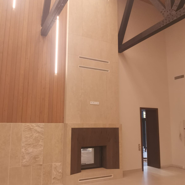 Монтаж тоннельной каминной топки ASTOV ПТ 9074 с шибером и комплектующими в бетонном доме Монтаж тоннельной каминной топки ASTOV ПТ 9074 с шибером и комплектующими в бетонном доме