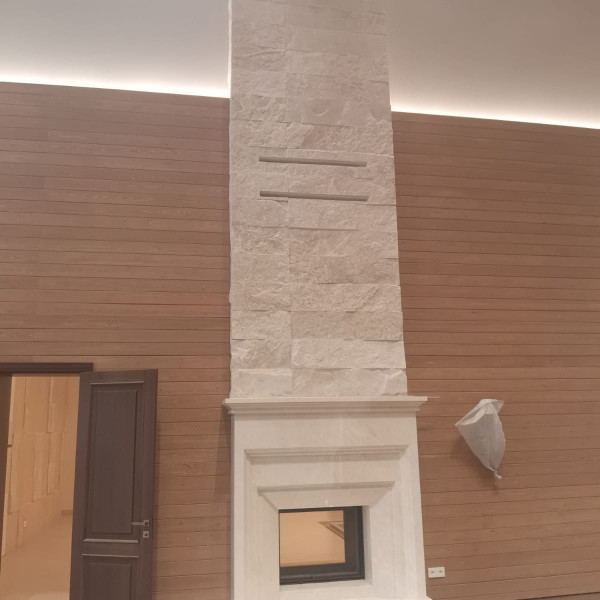 Монтаж тоннельной каминной топки ASTOV ПТ 9074 с шибером и комплектующими в бетонном доме Монтаж тоннельной каминной топки ASTOV ПТ 9074 с шибером и комплектующими в бетонном доме