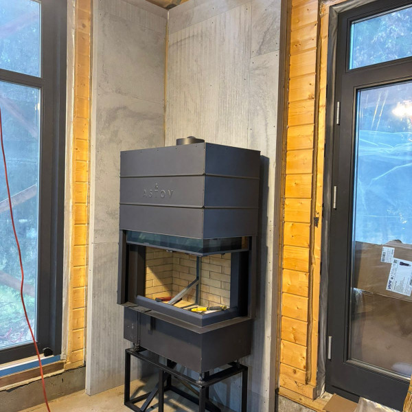 Монтаж каминной топки ASTOV П2С 8457 R с комплектующими в деревянном доме Монтаж каминной топки ASTOV П2С 8457 R с комплектующими в деревянном доме