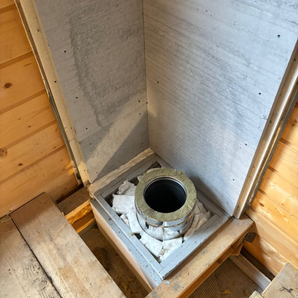 Монтаж каминной топки ASTOV П2С 8457 R с комплектующими в деревянном доме Монтаж каминной топки ASTOV П2С 8457 R с комплектующими в деревянном доме