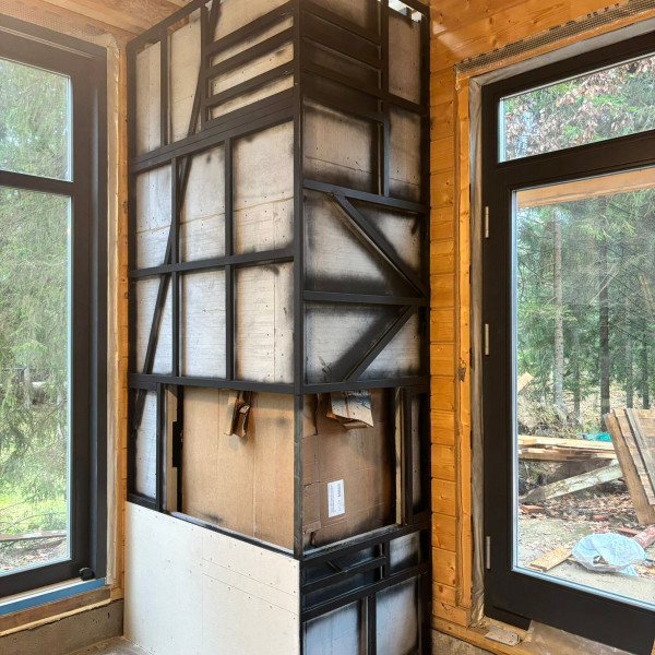 Монтаж каминной топки ASTOV П2С 8457 R с комплектующими в деревянном доме Монтаж каминной топки ASTOV П2С 8457 R с комплектующими в деревянном доме