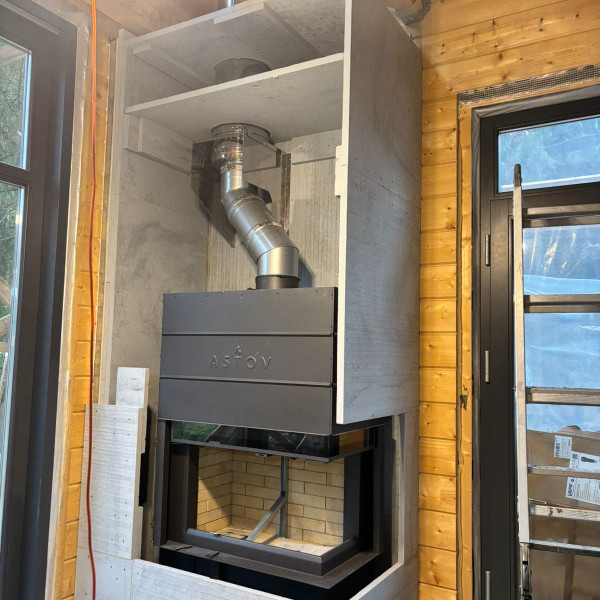 Монтаж каминной топки ASTOV П2С 8457 R с комплектующими в деревянном доме Монтаж каминной топки ASTOV П2С 8457 R с комплектующими в деревянном доме