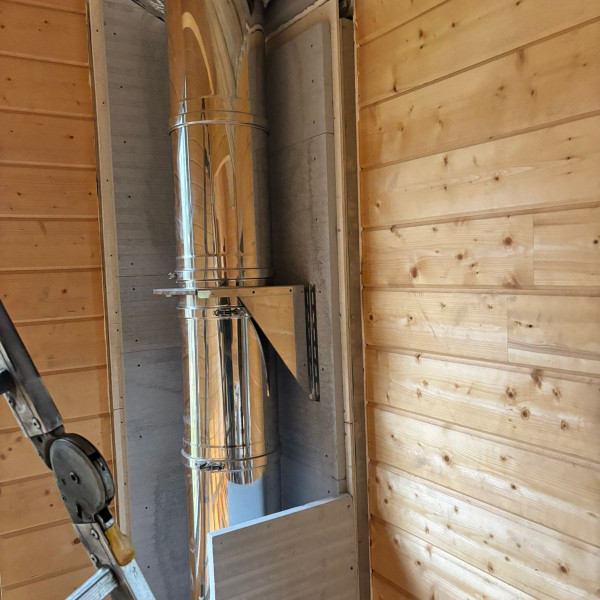 Монтаж каминной топки ASTOV П2С 8457 R с комплектующими в деревянном доме Монтаж каминной топки ASTOV П2С 8457 R с комплектующими в деревянном доме