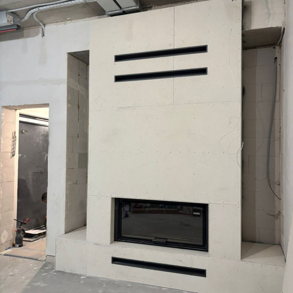 Монтаж каминной топки ASTOV ПС 12057 с комплектующими в бетонном доме Монтаж каминной топки ASTOV ПС 12057 с комплектующими в бетонном доме