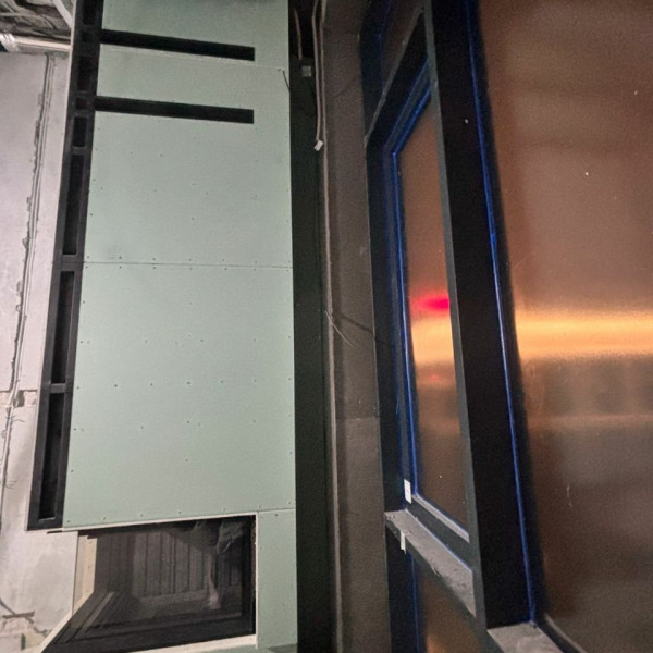 Монтаж каминной топки Spartherm Premium V-2L-80h чёрная футеровка с комплектующими в многоэтажный дом Монтаж каминной топки Spartherm Premium V-2L-80h чёрная футеровка с комплектующими в многоэтажный дом