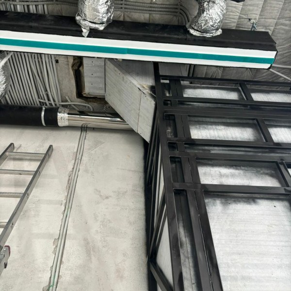 Монтаж каминной топки Spartherm Premium V-2L-80h чёрная футеровка с комплектующими в многоэтажный дом Монтаж каминной топки Spartherm Premium V-2L-80h чёрная футеровка с комплектующими в многоэтажный дом