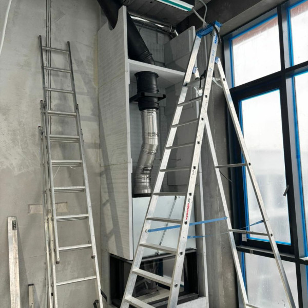 Монтаж каминной топки Spartherm Premium V-2L-80h чёрная футеровка с комплектующими в многоэтажный дом Монтаж каминной топки Spartherm Premium V-2L-80h чёрная футеровка с комплектующими в многоэтажный дом