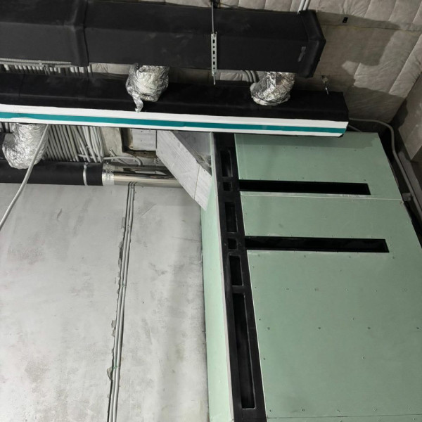 Монтаж каминной топки Spartherm Premium V-2L-80h чёрная футеровка с комплектующими в многоэтажный дом Монтаж каминной топки Spartherm Premium V-2L-80h чёрная футеровка с комплектующими в многоэтажный дом