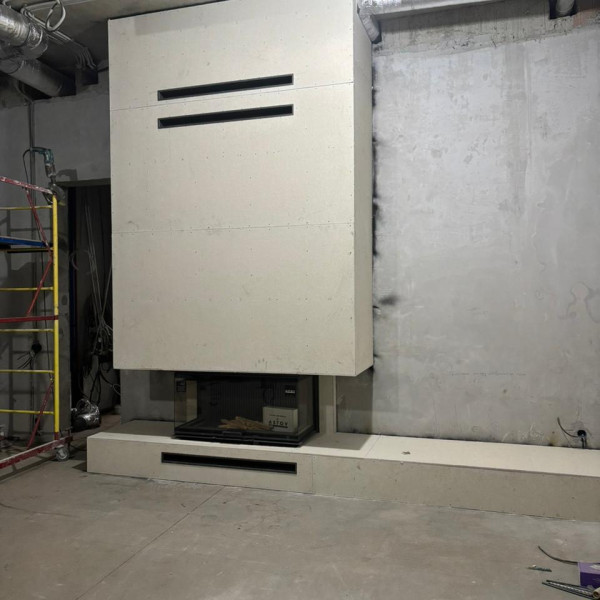 Монтаж каминной топки ASTOV П3С 12057 с комплектующими в бетонном доме Монтаж каминной топки ASTOV П3С 12057 с комплектующими в бетонном доме