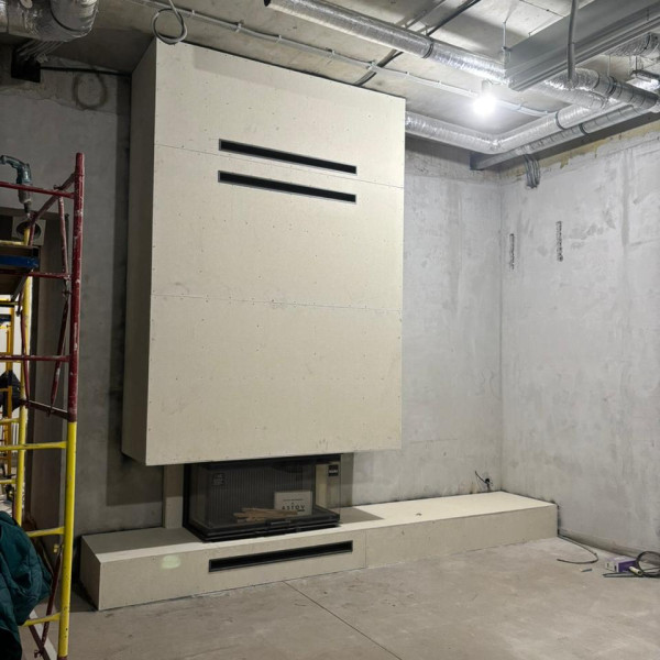 Монтаж каминной топки ASTOV П3С 12057 с комплектующими в бетонном доме Монтаж каминной топки ASTOV П3С 12057 с комплектующими в бетонном доме