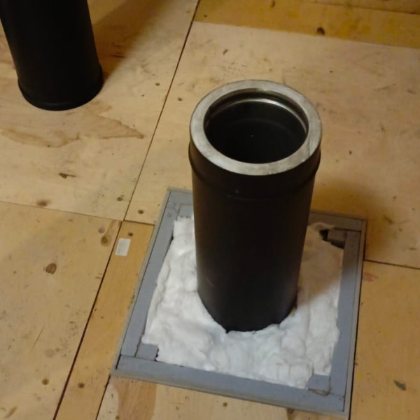 Монтаж дровяной печи-камина Astov R1.0 N на ноге с поворотным механизмом в чёрном цвете дымоход CRAFT HF-25BP Монтаж дровяной печи-камина Astov R1.0 N на ноге с поворотным механизмом в чёрном цвете дымоход CRAFT HF-25BP