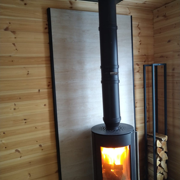 Монтаж дровяной печи-камина Astov R1.0 на дровнике в чёрном цвете дымоход CRAFT HF-25BP Монтаж дровяной печи-камина Astov R1.0 на дровнике в чёрном цвете дымоход CRAFT HF-25BP