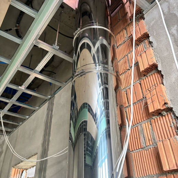 Каминная топка ASTOV П3С 10057 с шибером в каменном доме Каминная топка ASTOV П3С 10057 с шибером в каменном доме
