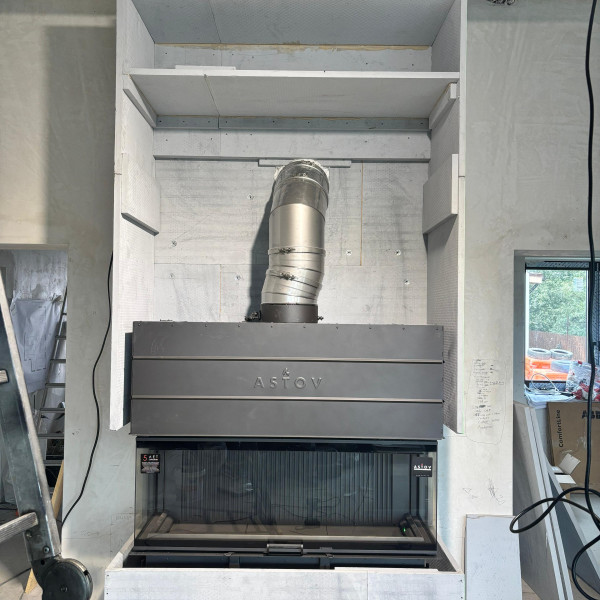 Каминная топка ASTOV П3С 15057 с комплектующими в каменном доме Каминная топка ASTOV П3С 15057 с комплектующими в каменном доме