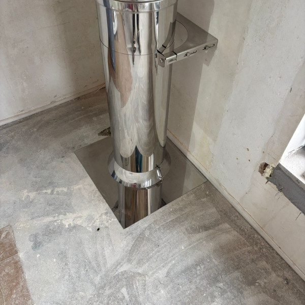 Монтаж каминной топки ASTOV М 700 (Базовая) встроенный адаптер подводки воздух из вне с комплектующими в дом Монтаж каминной топки ASTOV М 700 (Базовая) встроенный адаптер подводки воздух из вне с комплектующими в дом