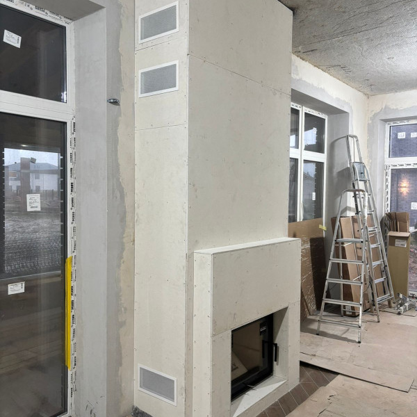 Монтаж каминной топки ASTOV М 700 (Базовая) встроенный адаптер подводки воздух из вне с комплектующими в дом Монтаж каминной топки ASTOV М 700 (Базовая) встроенный адаптер подводки воздух из вне с комплектующими в дом