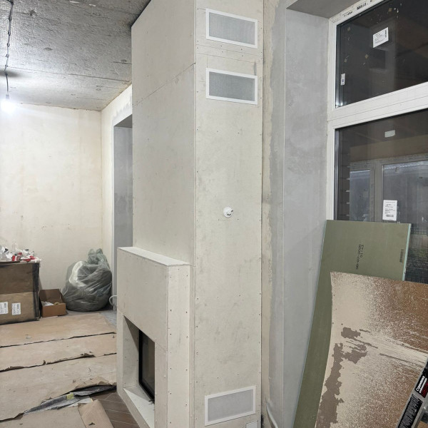 Монтаж каминной топки ASTOV М 700 (Базовая) встроенный адаптер подводки воздух из вне с комплектующими в дом Монтаж каминной топки ASTOV М 700 (Базовая) встроенный адаптер подводки воздух из вне с комплектующими в дом