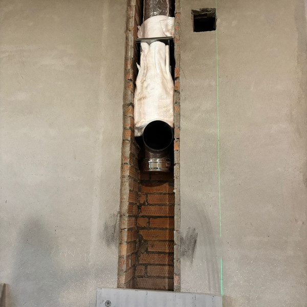 Монтаж каминной топки ASTOV П3С 5357 с комплектующими в бетонном доме Монтаж каминной топки ASTOV П3С 5357 с комплектующими в бетонном доме