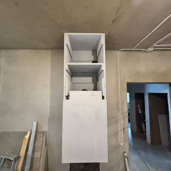 Монтаж каминной топки ASTOV П3С 5357 с комплектующими в бетонном доме Монтаж каминной топки ASTOV П3С 5357 с комплектующими в бетонном доме