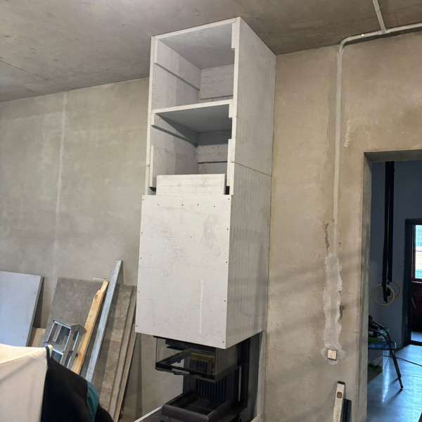 Монтаж каминной топки ASTOV П3С 5357 с комплектующими в бетонном доме Монтаж каминной топки ASTOV П3С 5357 с комплектующими в бетонном доме