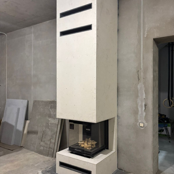 Монтаж каминной топки ASTOV П3С 5357 с комплектующими в бетонном доме Монтаж каминной топки ASTOV П3С 5357 с комплектующими в бетонном доме