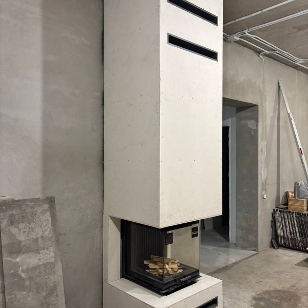 Монтаж каминной топки ASTOV П3С 5357 с комплектующими в бетонном доме Монтаж каминной топки ASTOV П3С 5357 с комплектующими в бетонном доме