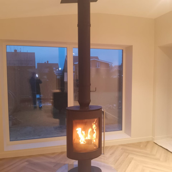 Монтаж дровяной печи-камина Astov OVAL в чёрном цвете дымоход CRAFT HF-25BP Монтаж дровяной печи-камина Astov OVAL в чёрном цвете дымоход CRAFT HF-25BP