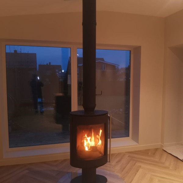 Монтаж дровяной печи-камина Astov OVAL в чёрном цвете дымоход CRAFT HF-25BP Монтаж дровяной печи-камина Astov OVAL в чёрном цвете дымоход CRAFT HF-25BP