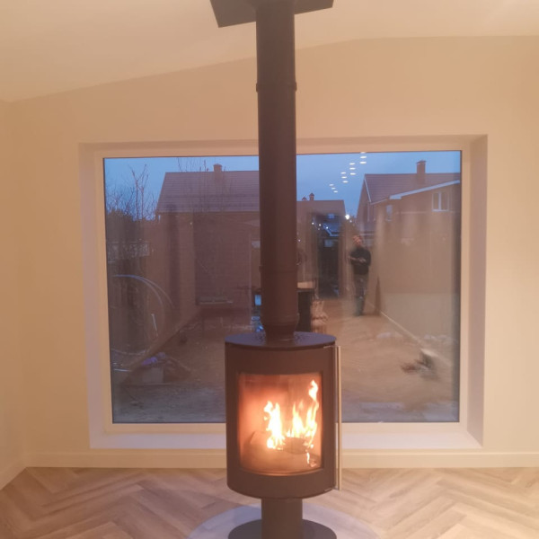 Монтаж дровяной печи-камина Astov OVAL в чёрном цвете дымоход CRAFT HF-25BP Монтаж дровяной печи-камина Astov OVAL в чёрном цвете дымоход CRAFT HF-25BP