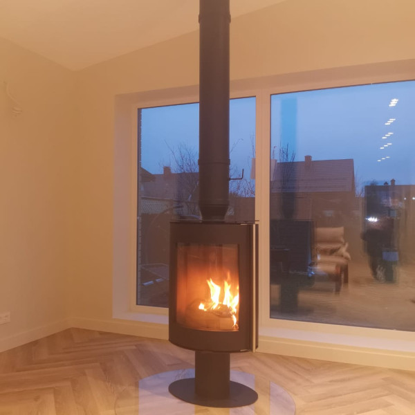 Монтаж дровяной печи-камина Astov OVAL в чёрном цвете дымоход CRAFT HF-25BP Монтаж дровяной печи-камина Astov OVAL в чёрном цвете дымоход CRAFT HF-25BP