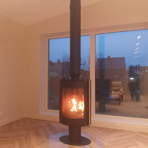 Монтаж дровяной печи-камина Astov OVAL в чёрном цвете дымоход CRAFT HF-25BP Монтаж дровяной печи-камина Astov OVAL в чёрном цвете дымоход CRAFT HF-25BP