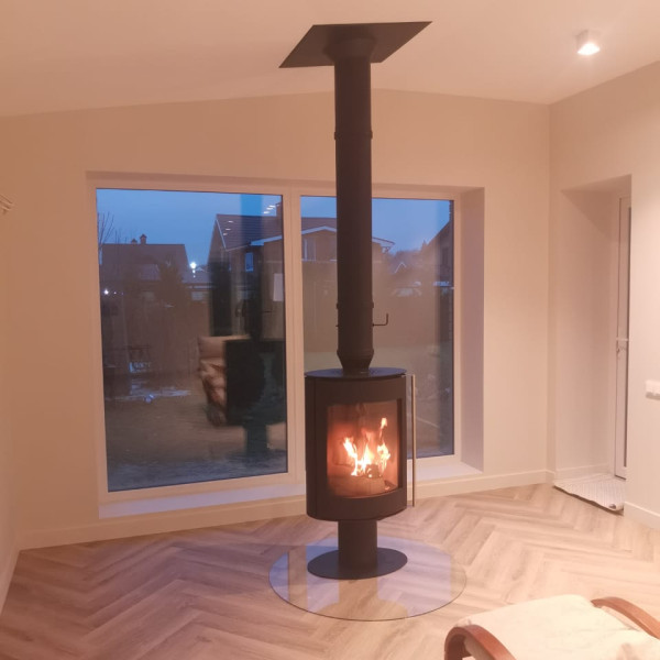 Монтаж дровяной печи-камина Astov OVAL в чёрном цвете дымоход CRAFT HF-25BP Монтаж дровяной печи-камина Astov OVAL в чёрном цвете дымоход CRAFT HF-25BP