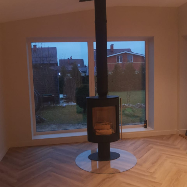 Монтаж дровяной печи-камина Astov OVAL в чёрном цвете дымоход CRAFT HF-25BP Монтаж дровяной печи-камина Astov OVAL в чёрном цвете дымоход CRAFT HF-25BP