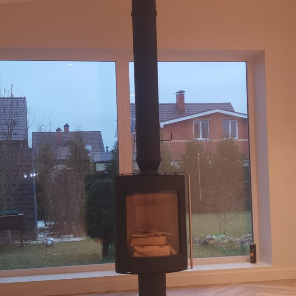 Монтаж дровяной печи-камина Astov OVAL в чёрном цвете дымоход CRAFT HF-25BP Монтаж дровяной печи-камина Astov OVAL в чёрном цвете дымоход CRAFT HF-25BP