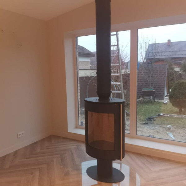 Монтаж дровяной печи-камина Astov OVAL в чёрном цвете дымоход CRAFT HF-25BP Монтаж дровяной печи-камина Astov OVAL в чёрном цвете дымоход CRAFT HF-25BP