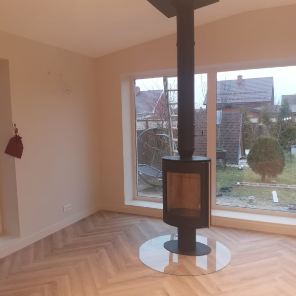 Монтаж дровяной печи-камина Astov OVAL в чёрном цвете дымоход CRAFT HF-25BP Монтаж дровяной печи-камина Astov OVAL в чёрном цвете дымоход CRAFT HF-25BP