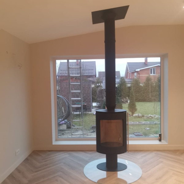 Монтаж дровяной печи-камина Astov OVAL в чёрном цвете дымоход CRAFT HF-25BP Монтаж дровяной печи-камина Astov OVAL в чёрном цвете дымоход CRAFT HF-25BP