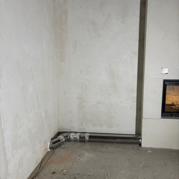 Монтаж тоннельной каминной топки ASTOV ПТ 8057 с шибером и комплектующими в бетонном доме Монтаж тоннельной каминной топки ASTOV ПТ 8057 с шибером и комплектующими в бетонном доме