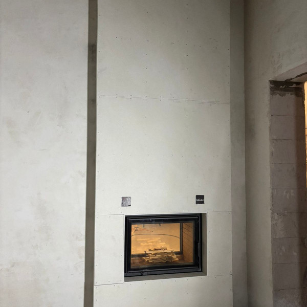 Монтаж тоннельной каминной топки ASTOV ПТ 8057 с шибером и комплектующими в бетонном доме Монтаж тоннельной каминной топки ASTOV ПТ 8057 с шибером и комплектующими в бетонном доме