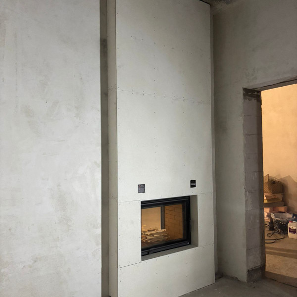 Монтаж тоннельной каминной топки ASTOV ПТ 8057 с шибером и комплектующими в бетонном доме Монтаж тоннельной каминной топки ASTOV ПТ 8057 с шибером и комплектующими в бетонном доме